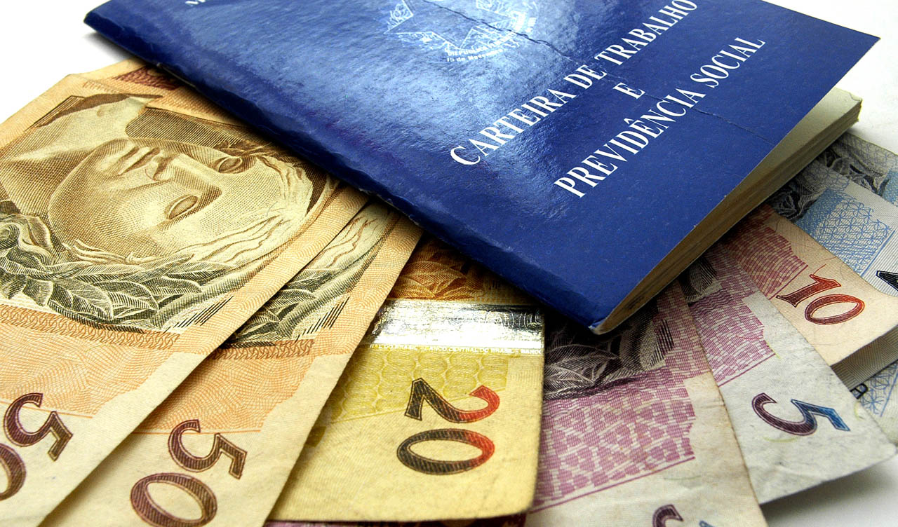 Brasil, São Paulo, SP. 13/07/2011. Imagem de carteira de trabalho e cédulas de Real. - Crédito:ITACI BATISTA/AE/AE/Código imagem:131044